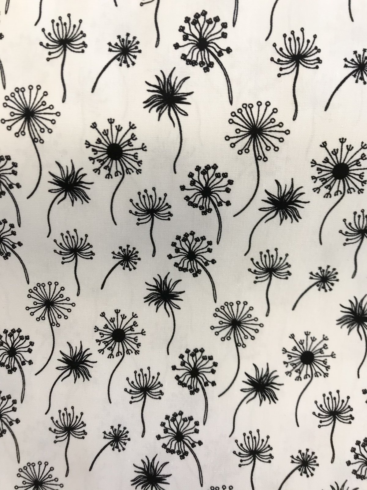 Fast 100 % bomuld, Sort-hvid med stilk og blomst 69 kr pr m - 100 % ...