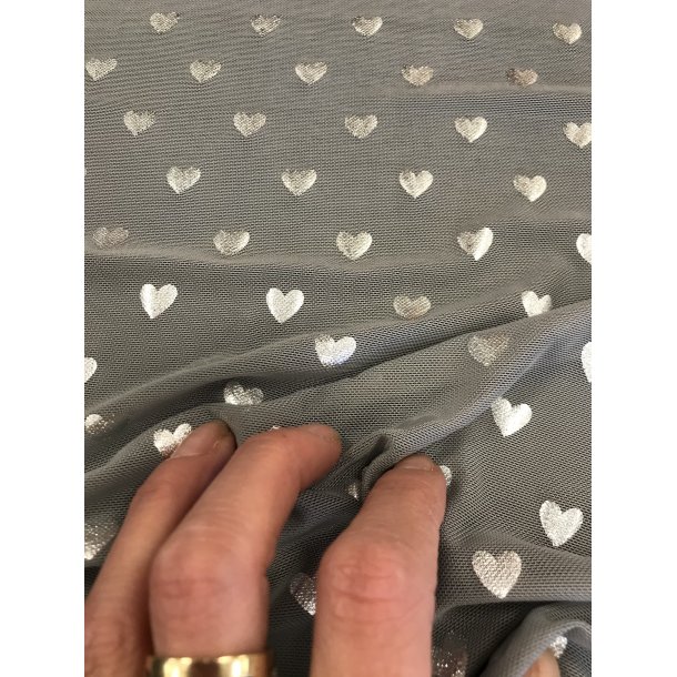 Tyl / mesh super bldt med masser af strk. Gr med slv glimmer hjerter. 59 kr pr m