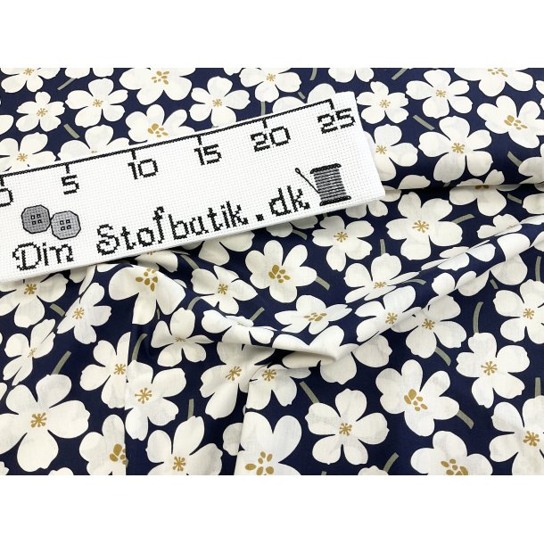 Fast 100 % bomuld poplin ttvvet, marine bund med hvide blomster og gul midte 99 kr pr m