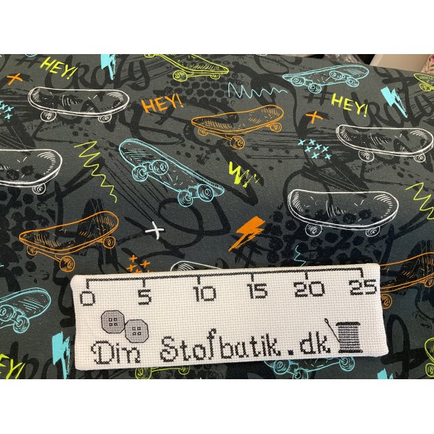 Isoli med bld bagside. 95% bomuld, 5% elastan. Sort bund med skateboard 119 kr pr m