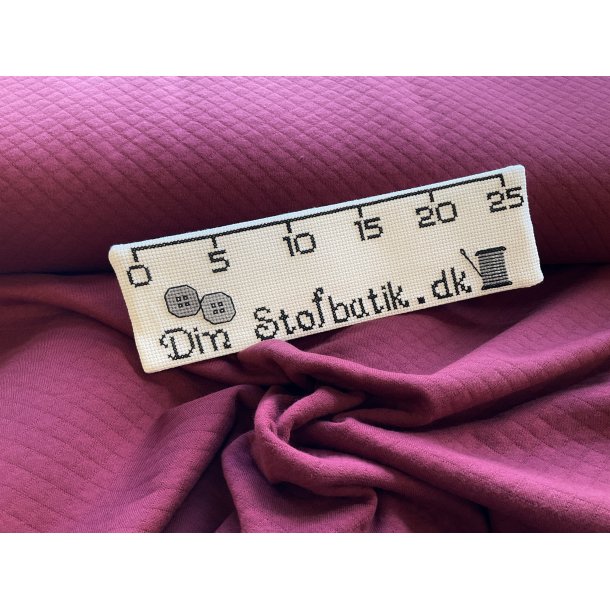 Vin rd bomulds quilt. 129 kr pr m