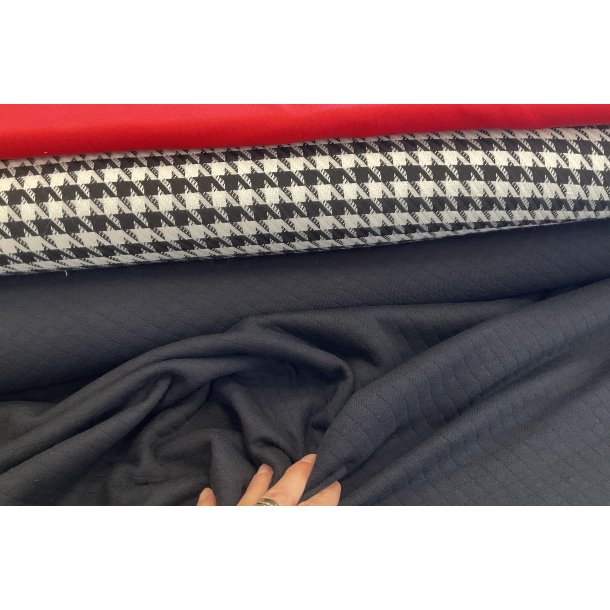 Stofpakke til LAURA BLUSEN. Farve sort quilt tilsat sort hvid rd