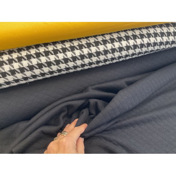 Stofpakke til LAURA BLUSEN. Farve sort quilt tilsat sort hvid gul