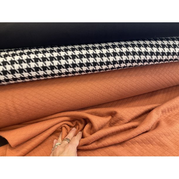 Stofpakke til LAURA BLUSEN. Farve rust quilt tilsat sort hvid 