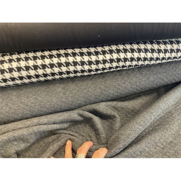 Stofpakke til LAURA BLUSEN. Farve koksgr quilt tilsat sort hvid 