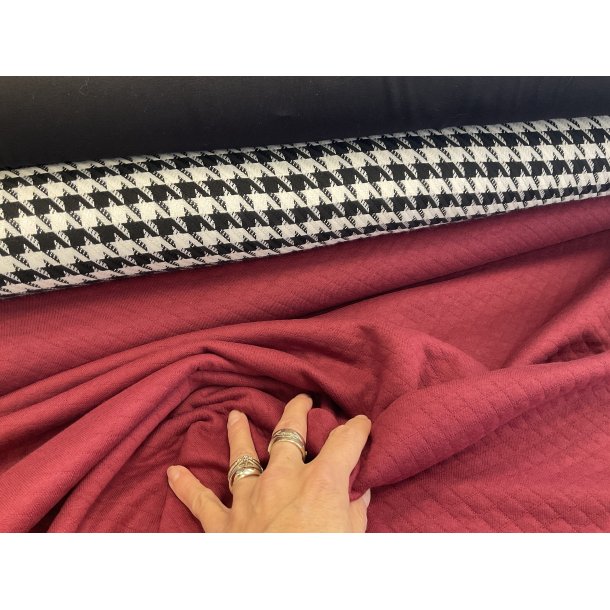 Stofpakke til LAURA BLUSEN. Farve vinrd quilt tilsat sort hvid 