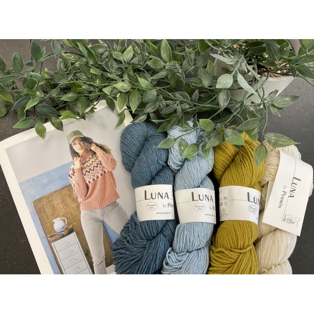 Pakkelsning strikket i LUNA Sweater med mnster i brestykket. Strrelse MEDIUM - bl pakke