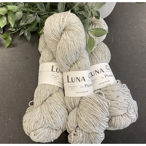 Luna 100 % genbrugs uld fra industri. Fv: Lys gr med nister