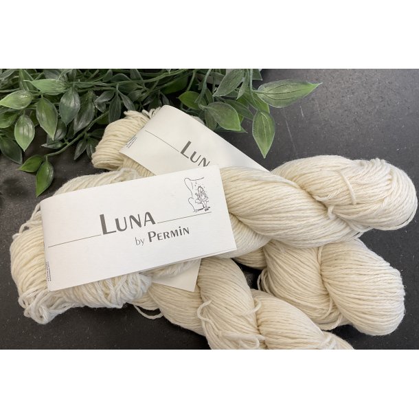 Luna 100 % genbrugs uld fra industri. Fv: Brkket hvid