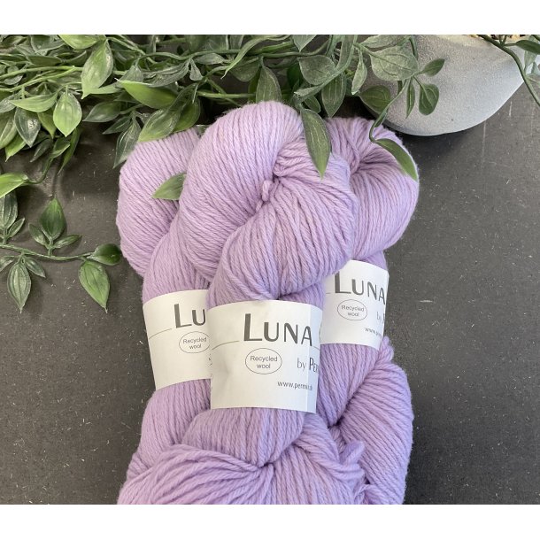 Luna 100 % genbrugs uld fra industri. Fv: Lys lilla