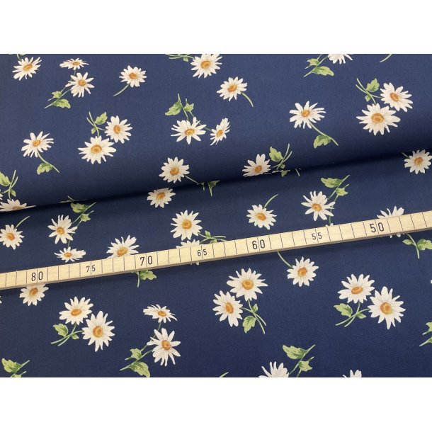 Fast viskose, marine bl bund med fine hvide blomster med gul midte og stv grnne blade. 99 kr pr m