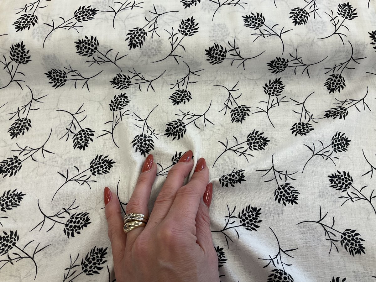 Fast viskose hvid bund med stregtegnede sort blomster - FAST VISKOSE ...