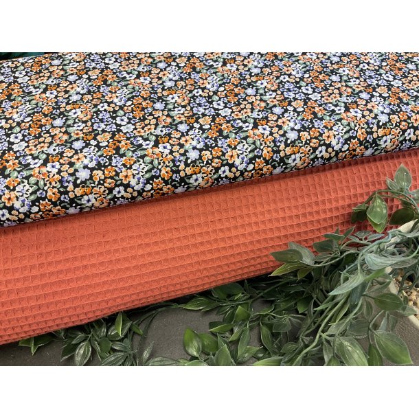 Stof pakke til 4 karklude og 2 viskestykker. Rust farvet - sort bund med sm blomster