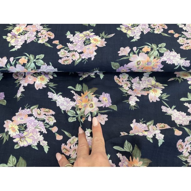 Fast viskose enkelt og smukt print med rosa blomster buketter.