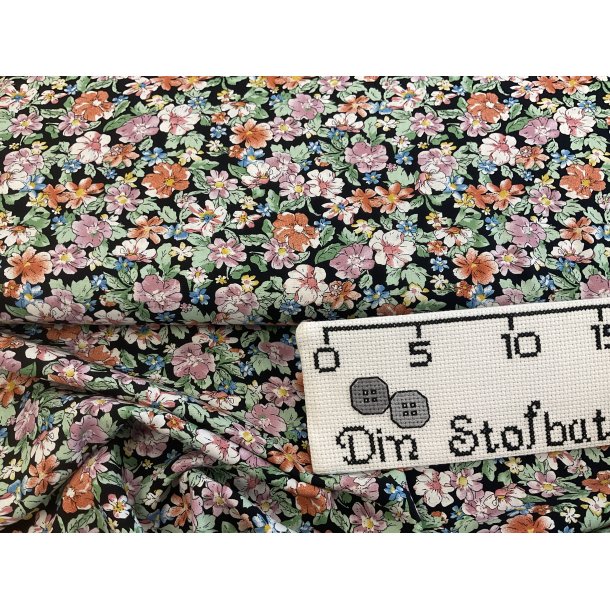 Fast viskose sort bund med sm blomster i lilla rosa farver KUN 89 kr pr m