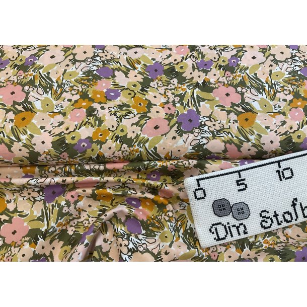 Fast 100 % bomuld poplin ttvvet, lyse blomster og grnne toner 99 kr pr m ( ogs til bekldning)