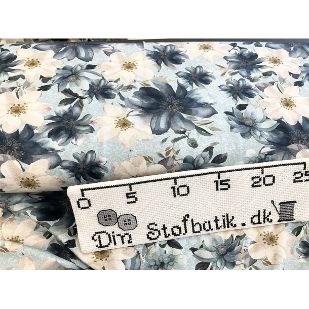 Bomulds jersey lysebl bund med bl og hvide smukke blomster 150 kr pr m