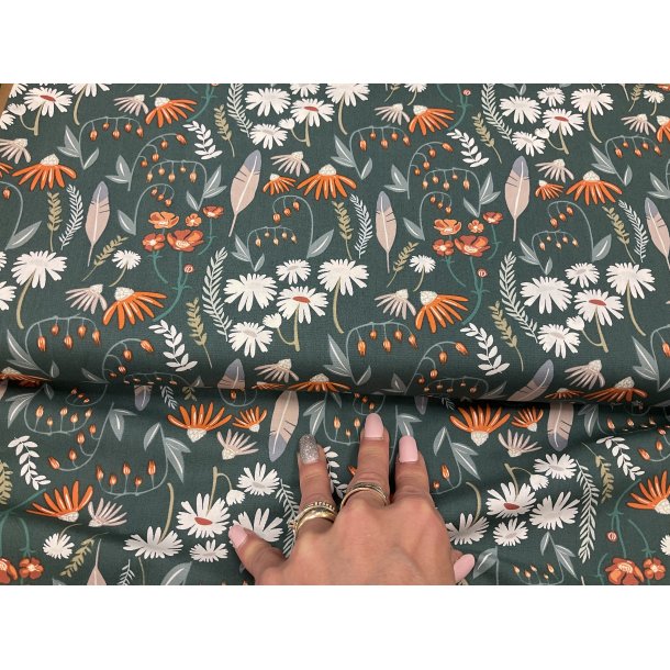 Patchwork stof. 100 % bomuld. Grn bund med koral / lyserde blomster og blade