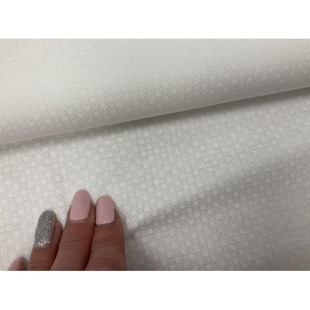 Patchwork stof. 100 % bomuld. Hvid basis med prget sm stilte og blade