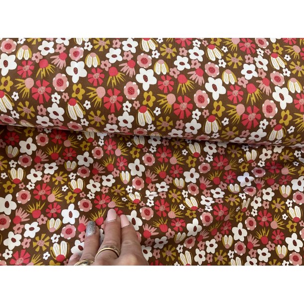 Bomulds jersey, Retro sm blomster over alt i gyldne farver. KUN 119 kr pr m