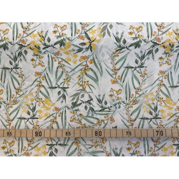 Patchwork stof. 100 % bomuld. Hvid bund med stv grnne blade og gule farver