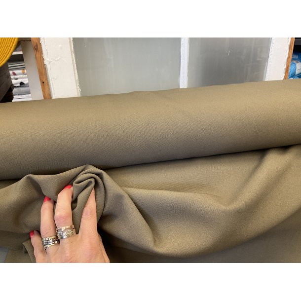 Krl-fri buksestof OLIVEN/ARMY GRN 79 kr pr m stoffet er med 2% strk