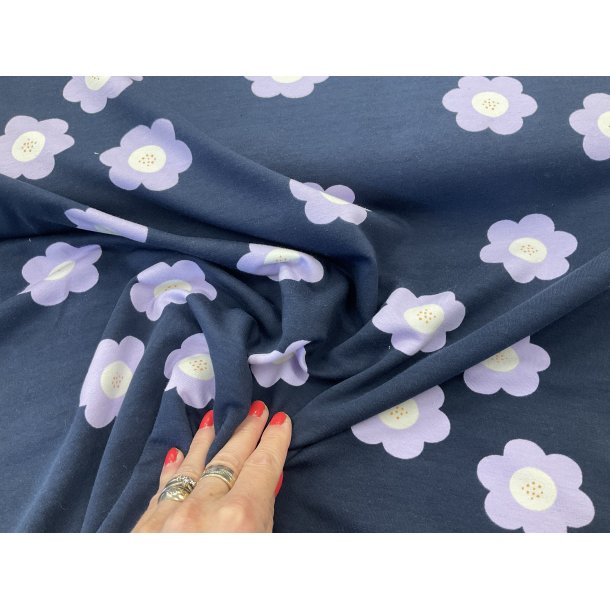 French terry marine bund med lilla retro blomster. 129 kr pr m