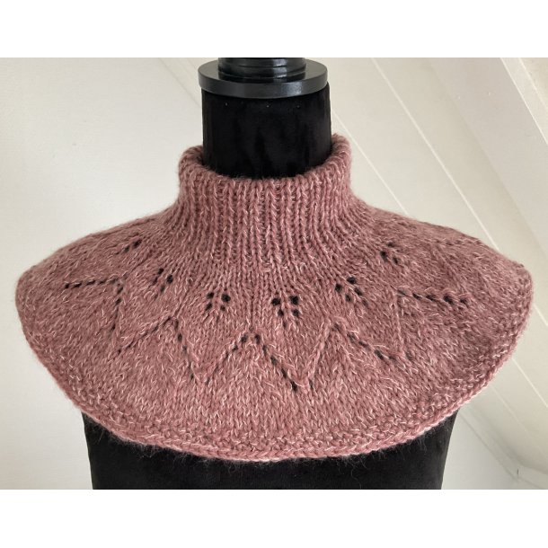 Strikket halsedisse i gammel rosa med blomster. Super bld uld/bomuld mohair.