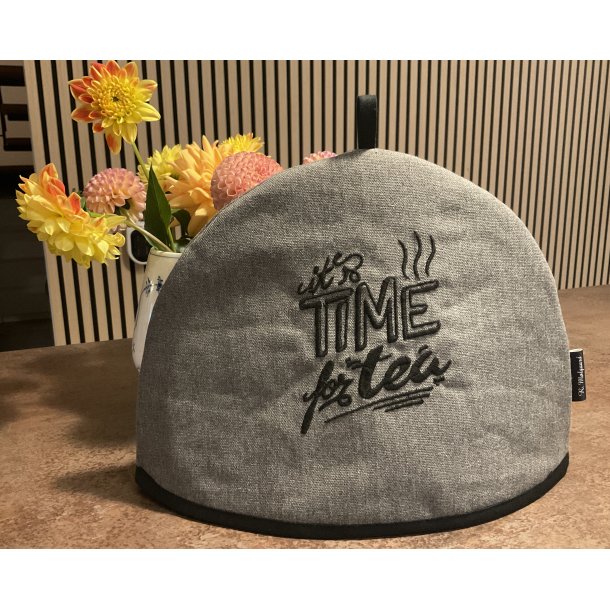 Te htte med termo indlg og foer. Gr med sort broderi. 