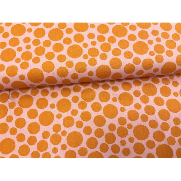 Fast 100 % bomuld poplin ttvvet, lysertd bund med retro orange bomber. 69 kr pr m.