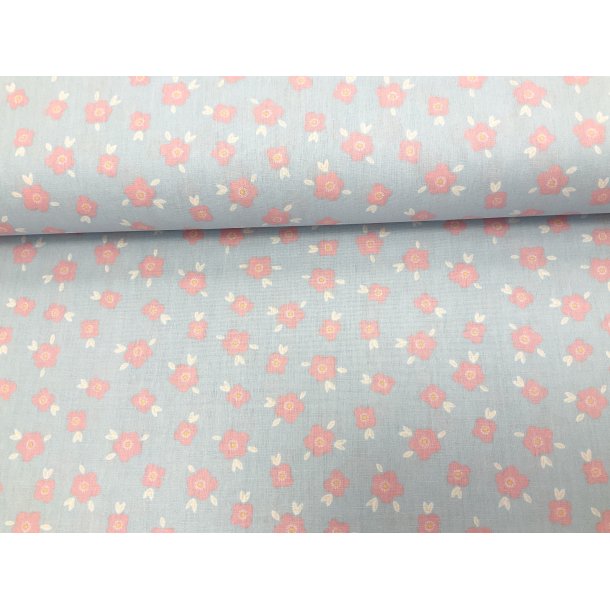 Fast 100 % bomuld poplin ttvvet, lysebl bund med lyserde blomster. 69 kr pr m