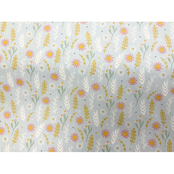 Fast 100 % bomuld poplin ttvvet, lysebl bund med lyserde blomster og blade. 69 kr pr m