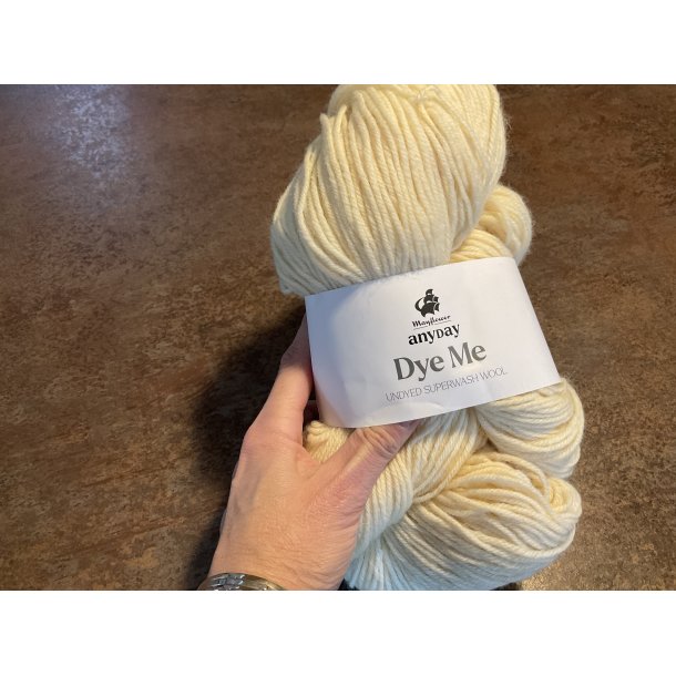 Uld garn til farvning. Farv dit eget uld garn, til pind 4 mm. 520 lbemeter 250 g ngl.