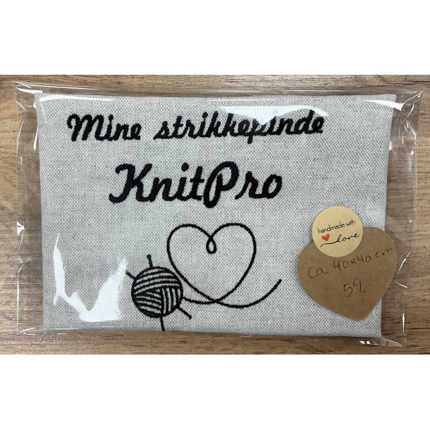 Stof stykke med broderi, ml ca 40 x40 cm "Sy dit eget etui til KnitPro pinde"