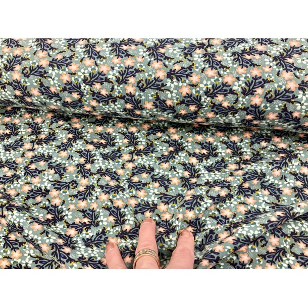 Bomulds jersey stvet grn bund med fine marine blade og lyserde blomster. 119 kr pr m