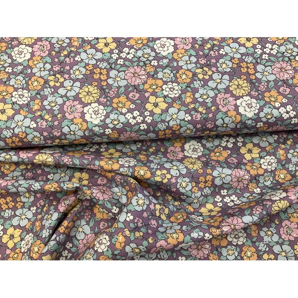 Fast bomuld lys lilla med masser af fine sm blomster KUN 79 kr pr m