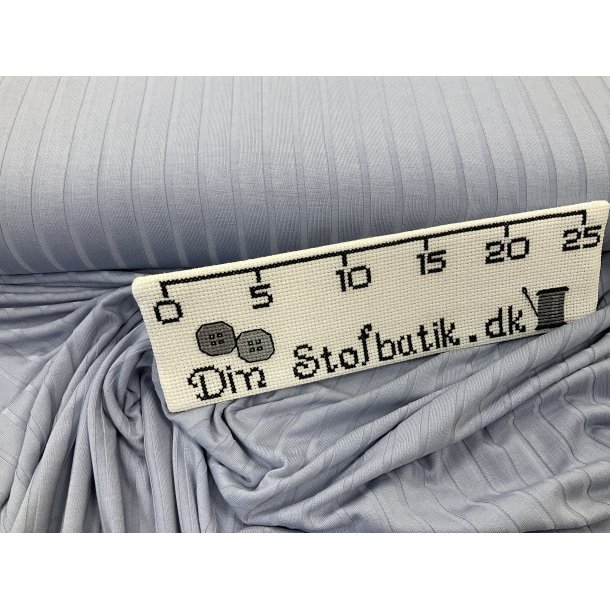 Viskose jersey ensfarvet med strib vvet. Virkelig god kvalitet. KUN 89 kr pr m. LYS BL
