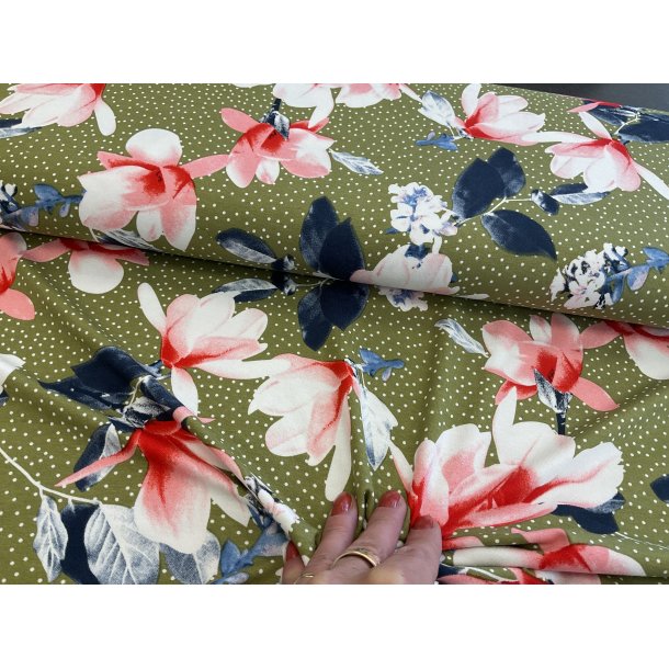 Viskose jersey, lys army grn bund med de smukkeste blomster. 110 kr pr m