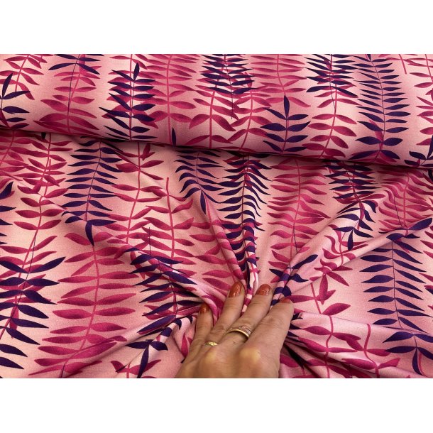Viskose jersey, pink bund med pink og lilla blade. 99 kr pr m