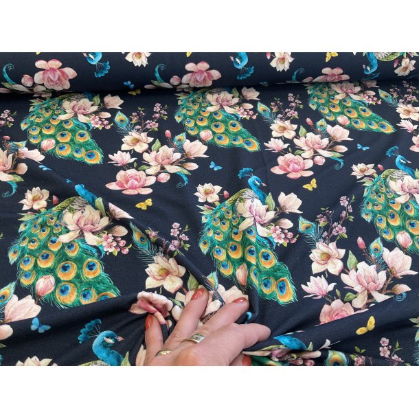 Viskose jersey, marine bund med pfugle og blomster. 99 kr pr m