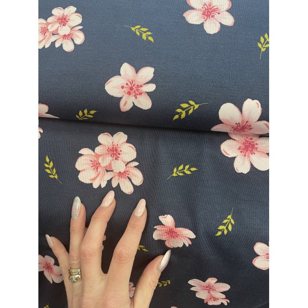Viskose jersey, ko tex, marine bund med de sdseste lyserde blomster