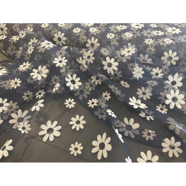 Tyl / mesh med velour blomster i marine bl. 110 kr pr m
