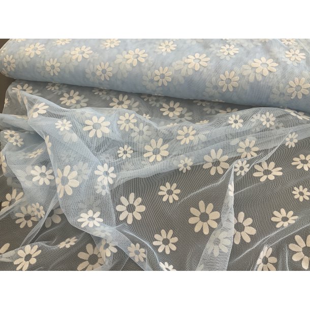 Tyl / mesh med velour blomster i lysebl. 110 kr pr m