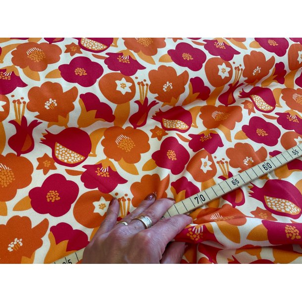 Bomulds jersey rhvid bund med orange og pink blomster. 150 kr pr m NYHED