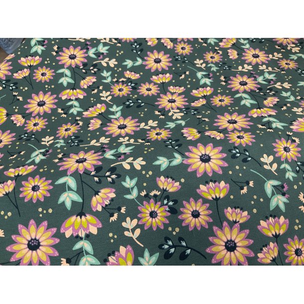 Bomulds jersey mrk grn bund med koral blomster glimmer. 119 kr pr m
