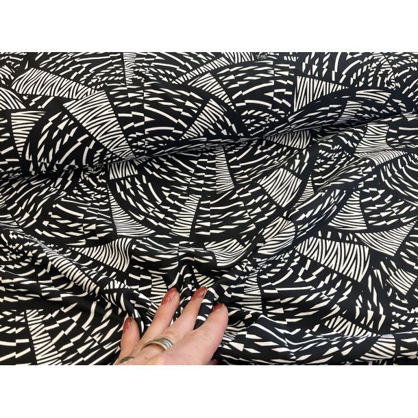 Badetjs stof, sort bund med hvid grafisk print. 139 kr pr m