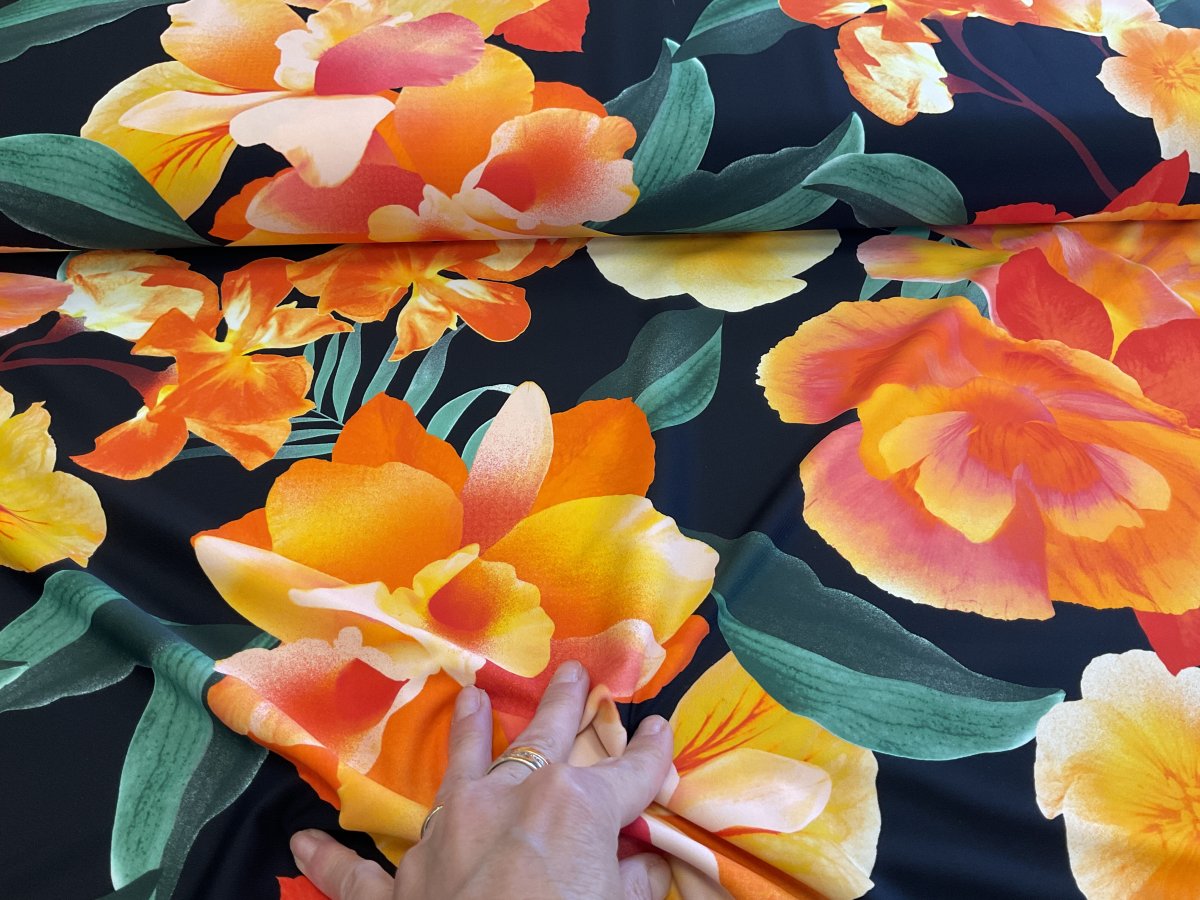 Badetøjs stof, sort bund med store orange blomster. MEGA flot! NYHED 139 kr pr m. - Badetøjs stof - DIN