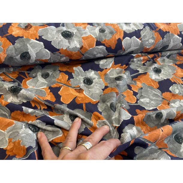 Bomulds jersey lilla bund med orange og gr blomster. 139 kr pr m